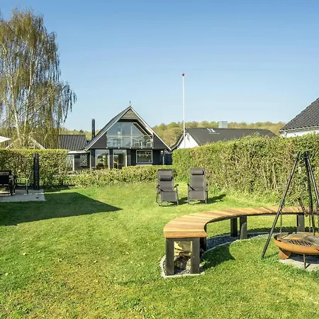 Holiday home Front In With Kitchen Sjolund
